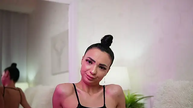 Snapshot of MaraJolie chatting on 01.28.25 MaraJolie online show from 01.28.25