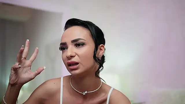 Snapshot of MaraJolie chatting on 02.01.25 MaraJolie online show from 02.01.25