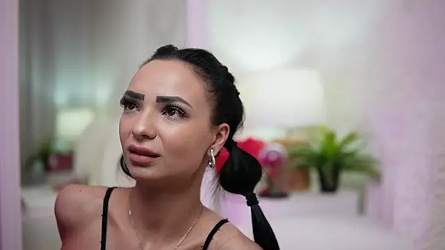 Snapshot of MaraJolie chatting on 02.25.25 MaraJolie online show from 02.25.25