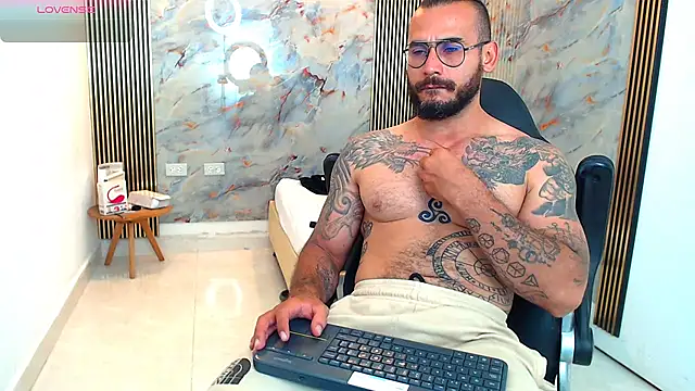 Snapshot of hanz_col chatting on 02.28.25 hanz col online show from 02.28.25