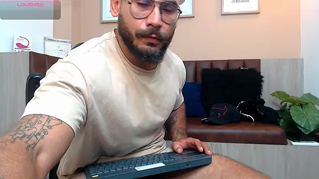Snapshot of hanz_col chatting on 03.08.25 hanz col online show from 03.08.25