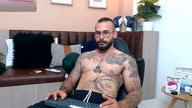 Snapshot of hanz_col chatting on 03.13.25 hanz col online show from 03.13.25