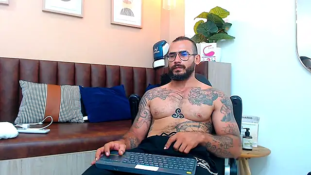 Snapshot of hanz_col chatting on 03.18.25 hanz col online show from 03.18.25