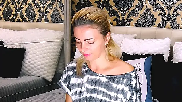 Snapshot of Aly_girl1 chatting on 10.10.25 Aly girl1 online show from 10.10.25