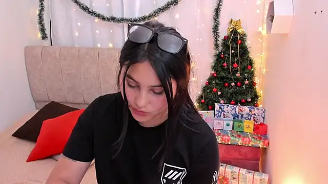 Little Ivy online show from 12.04.24