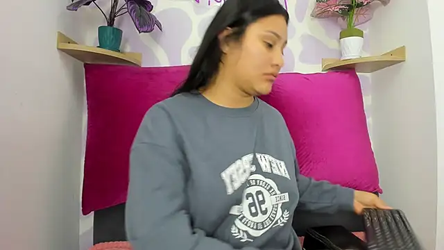 Little Ivy online show from 09.20.25