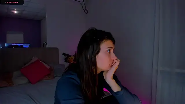 Snapshot of Laura_Leee chatting on 12.18.24 Laura Leee online show from 12.18.24