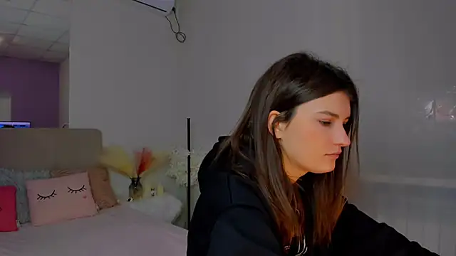 Snapshot of Laura_Leee chatting on 02.04.25 Laura Leee online show from 02.04.25