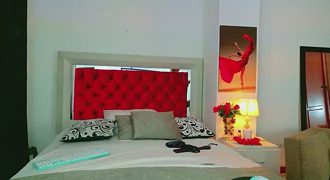 Lizzymontanaa online show from 12.18.25