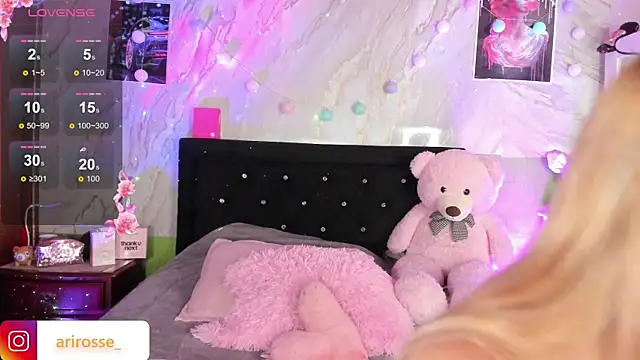 Snapshot of ariana_rosse__ chatting on 10.10.25 ariana rosse   online show from 10.10.25