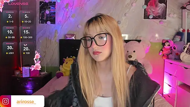 Snapshot of ariana_rosse__ chatting on 10.30.25 ariana rosse   online show from 10.30.25