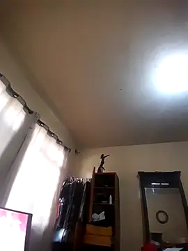 Snapshot of SINUECASTILLO chatting on 10.04.25 SINUECASTILLO online show from 10.04.25