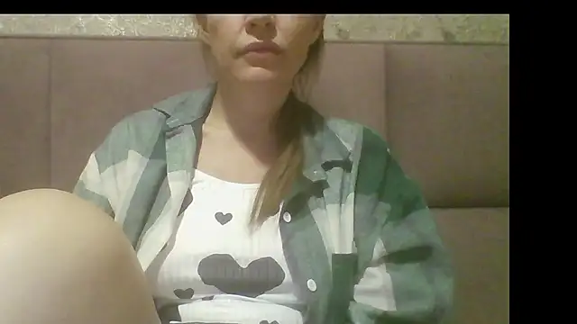 Snapshot of Sladkiegubki chatting on 10.15.25 Sladkiegubki online show from 10.15.25