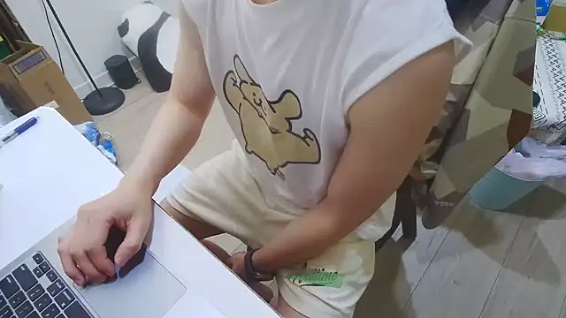 Snapshot of AnthroTw chatting on 09.29.25 AnthroTw online show from 09.29.25