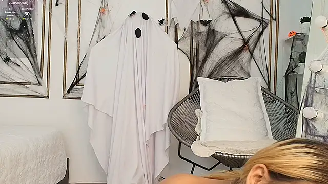 Snapshot of miranda_villa chatting on 10.19.25 miranda villa online show from 10.19.25