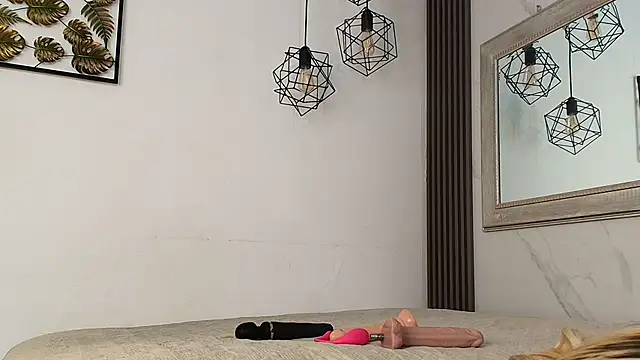 Snapshot of miranda_villa chatting on 10.30.25 miranda villa online show from 10.30.25