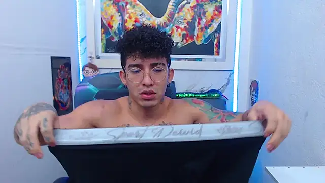 Snapshot of targuerian22 chatting on 10.22.25 targuerian22 online show from 10.22.25