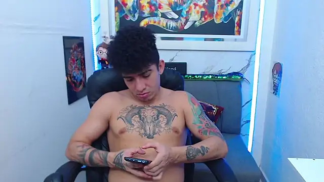 Snapshot of targuerian22 chatting on 10.30.25 targuerian22 online show from 10.30.25