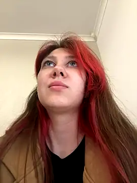 Snapshot of ChloesTem chatting on 11.11.25 ChloesTem online show from 11.11.25