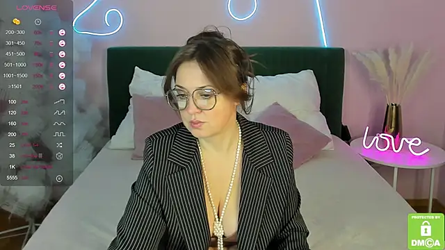 Snapshot of TiffanyWills chatting on 12.10.24 TiffanyWills online show from 12.10.24