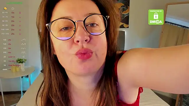 Snapshot of TiffanyWills chatting on 10.30.25 TiffanyWills online show from 10.30.25