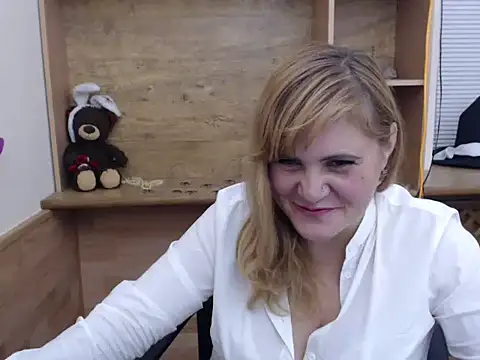 DaniellaKiss online show from 10.20.25