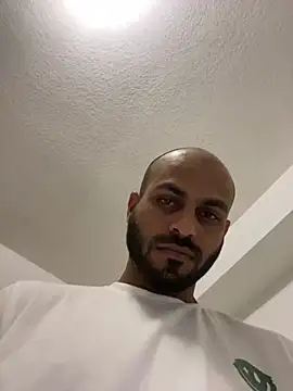 Snapshot of islandvybee55 chatting on 12.14.24 islandvybee55 online show from 12.14.24