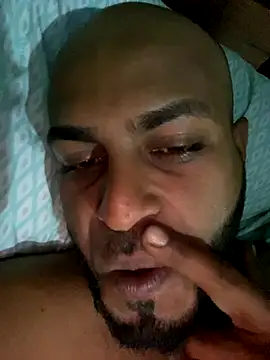 Snapshot of islandvybee55 chatting on 09.15.25 islandvybee55 online show from 09.15.25