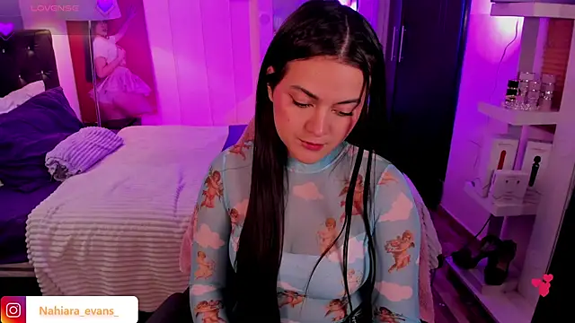 NahiaraEvans  online show from 10.10.25