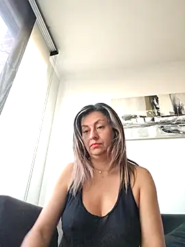 Snapshot of Latiinvenushot chatting on 02.28.26 Latiinvenushot online show from 02.28.26