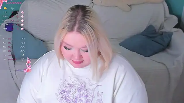 Snapshot of LilyBelll chatting on 02.05.25 LilyBelll online show from 02.05.25
