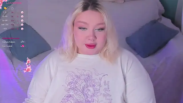 Snapshot of LilyBelll chatting on 02.11.25 LilyBelll online show from 02.11.25