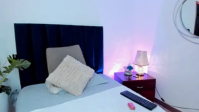 HollyHudsonn online show from 12.17.24