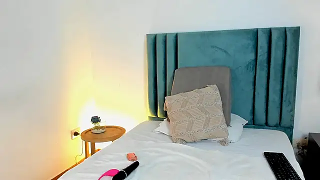 HollyHudsonn online show from 12.20.24