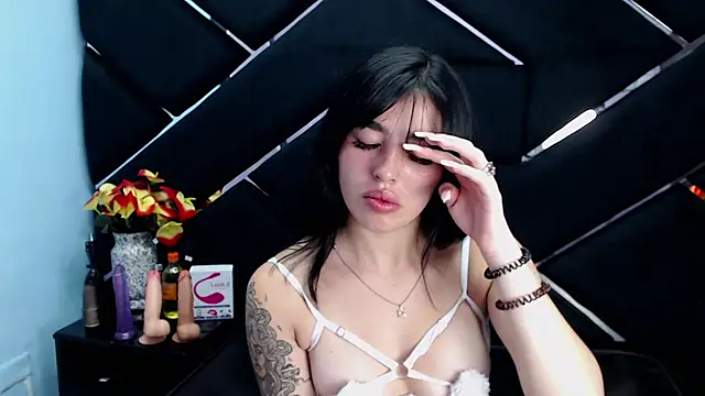 Mia Charlothe online show from 02.18.25