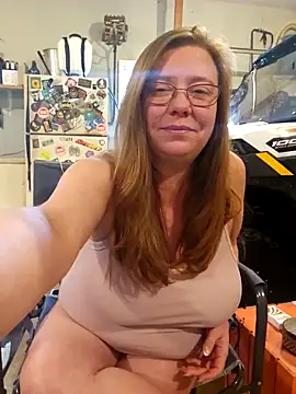 Snapshot of MsShelby40 chatting on 10.25.25 MsShelby40 online show from 10.25.25