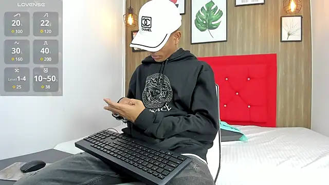 Snapshot of Hotkoljeixxx chatting on 12.17.24 Hotkoljeixxx online show from 12.17.24