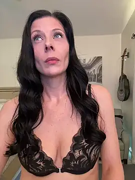 Snapshot of VixenVixie chatting on 01.20.25 VixenVixie online show from 01.20.25