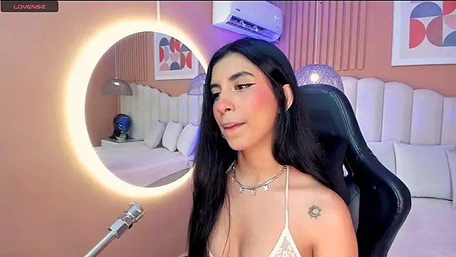 Snapshot of zia_cooper chatting on 09.20.25 zia cooper online show from 09.20.25