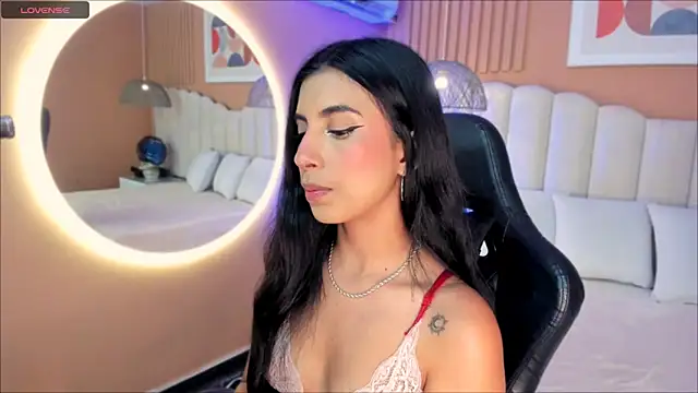 Snapshot of zia_cooper chatting on 10.14.25 zia cooper online show from 10.14.25