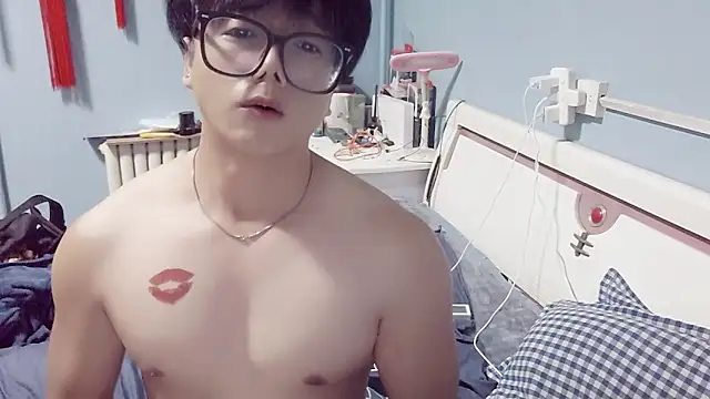 Snapshot of handsome1069 chatting on 10.23.25 handsome1069 online show from 10.23.25