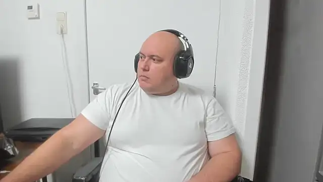 Snapshot of BigromeoXX chatting on 12.27.24 BigromeoXX online show from 12.27.24