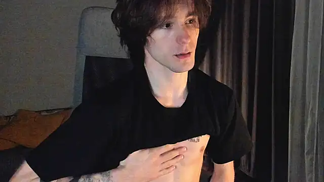 Snapshot of misterhult chatting on 12.18.24 misterhult online show from 12.18.24