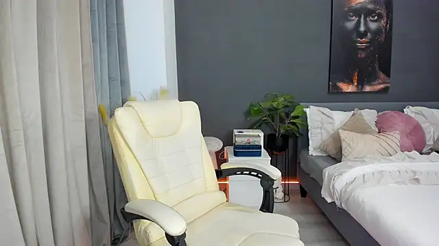 Snapshot of Sonia__Rey chatting on 10.27.25 Sonia Rey online show from 10.27.25