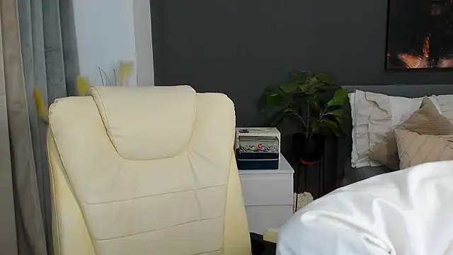 Snapshot of Sonia__Rey chatting on 10.28.25 Sonia Rey online show from 10.28.25