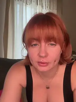 Snapshot of ObviouslyPeachy chatting on 10.04.25 ObviouslyPeachy online show from 10.04.25