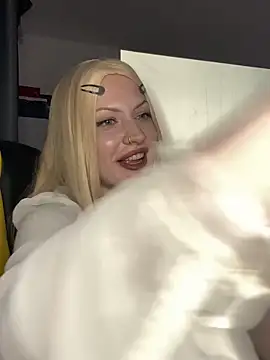 Snapshot of LolaBrattySweetie chatting on 10.09.25 LolaBrattySweetie online show from 10.09.25