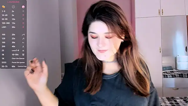 Snapshot of July_Slowdive chatting on 02.10.25 July Slowdive online show from 02.10.25