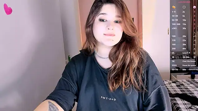 Snapshot of July_Slowdive chatting on 02.12.25 July Slowdive online show from 02.12.25