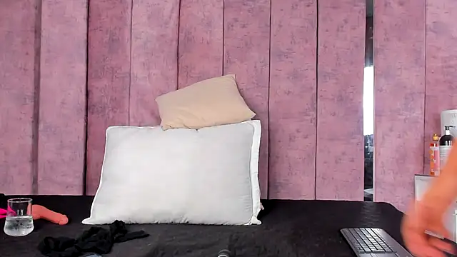 AshlieRoberts online show from 12.23.24